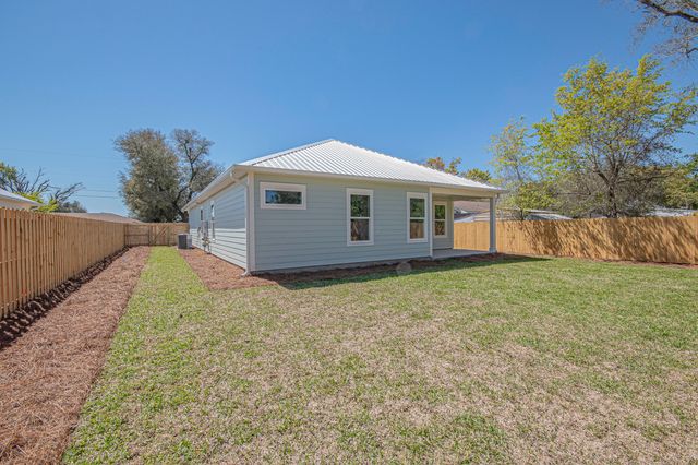 18 Wood Avenue, Panama City, FL 32404