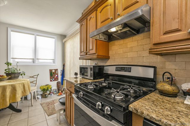 88 Spruce Lane, Valley Stream, NY 11581