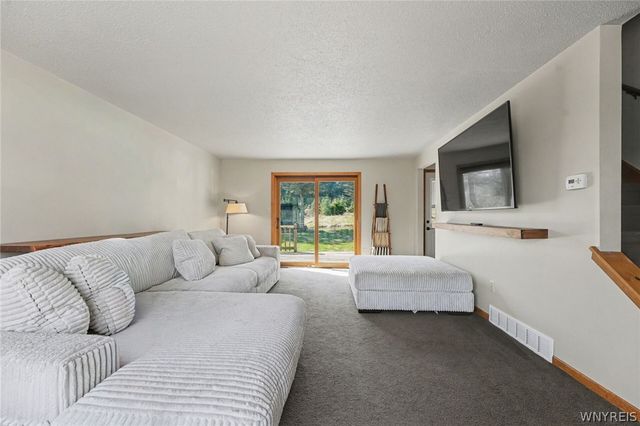 130 Taylor Hts, Holland, NY 14080