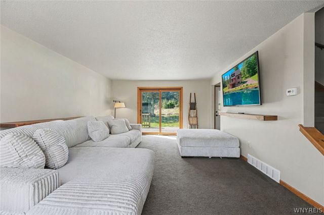 130 Taylor Hts, Holland, NY 14080