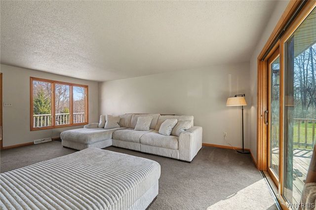 130 Taylor Hts, Holland, NY 14080