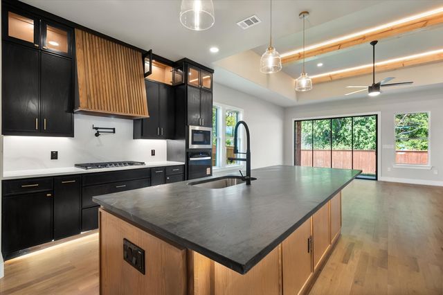 117 Yvonne Street, Red Oak, TX 75154