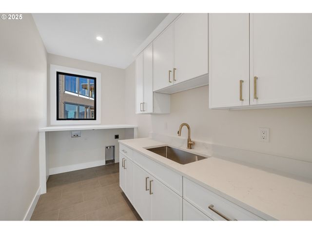 456 Sea View Dr, Manzanita, OR 97130