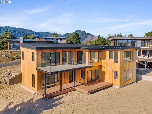 456 Sea View Dr, Manzanita, OR 97130