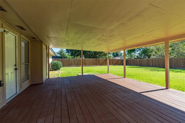 1304 Piney Woods Drive, Friendswood, TX 77546