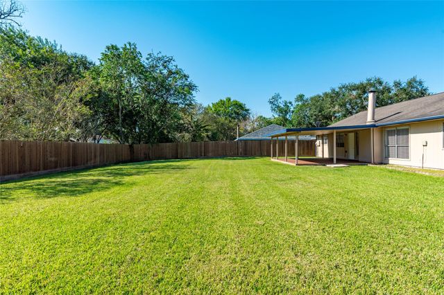1304 Piney Woods Drive, Friendswood, TX 77546