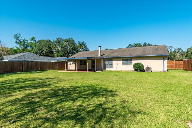 1304 Piney Woods Drive, Friendswood, TX 77546