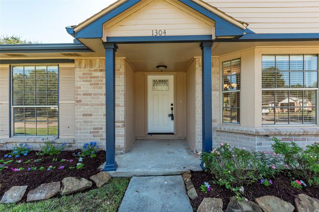 1304 Piney Woods Drive, Friendswood, TX 77546