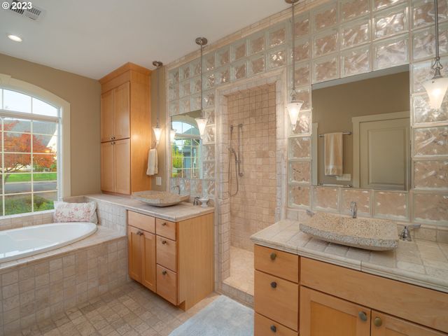 976 Nw SOUTHWATER Dr, Roseburg, OR 97471