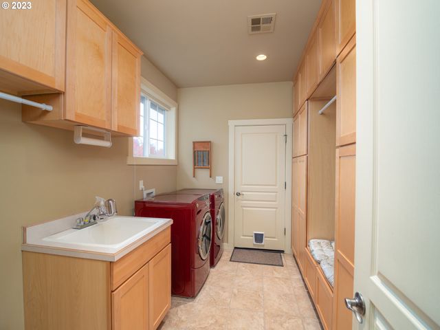 976 Nw SOUTHWATER Dr, Roseburg, OR 97471