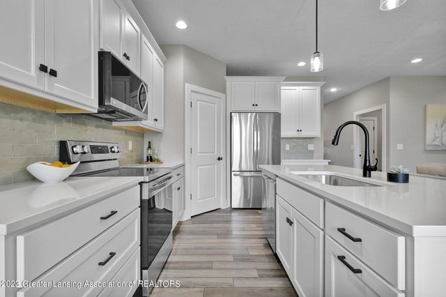 1132 Peninsula Drive, Grand Ledge, MI 48837