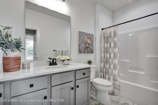 1132 Peninsula Drive, Grand Ledge, MI 48837