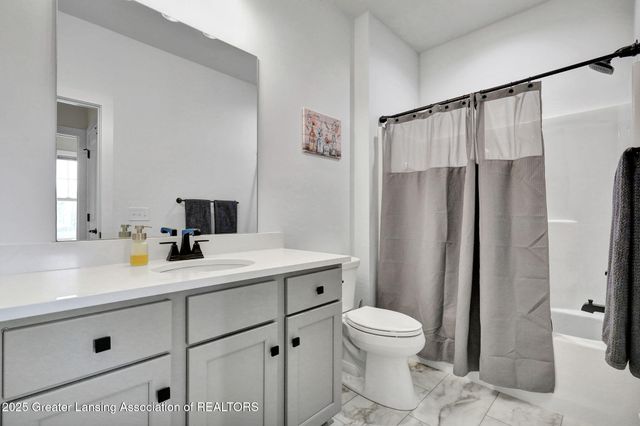 1132 Peninsula Drive, Grand Ledge, MI 48837