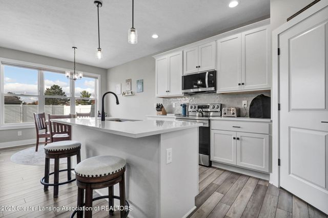 1132 Peninsula Drive, Grand Ledge, MI 48837