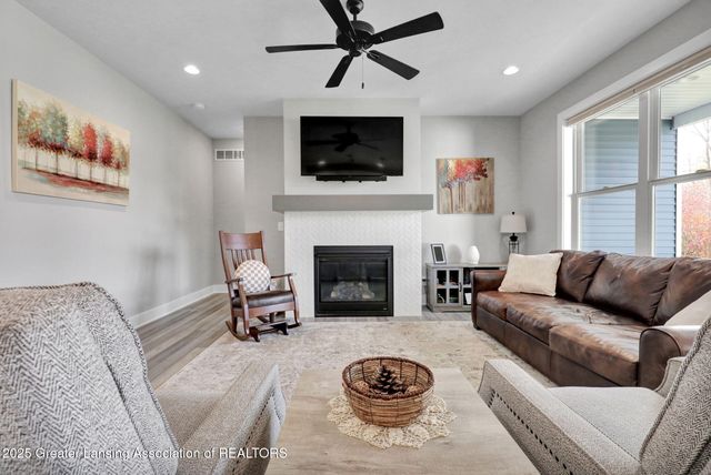 1132 Peninsula Drive, Grand Ledge, MI 48837