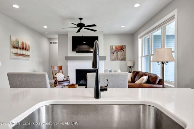 1132 Peninsula Drive, Grand Ledge, MI 48837