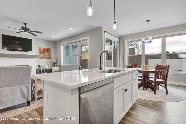 1132 Peninsula Drive, Grand Ledge, MI 48837