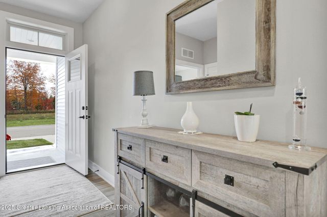 1132 Peninsula Drive, Grand Ledge, MI 48837