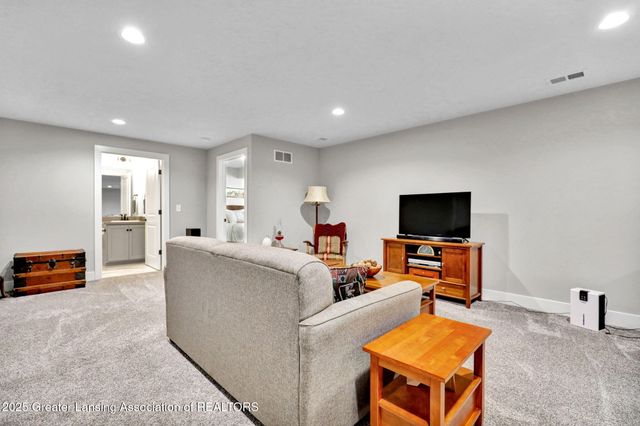 1132 Peninsula Drive, Grand Ledge, MI 48837