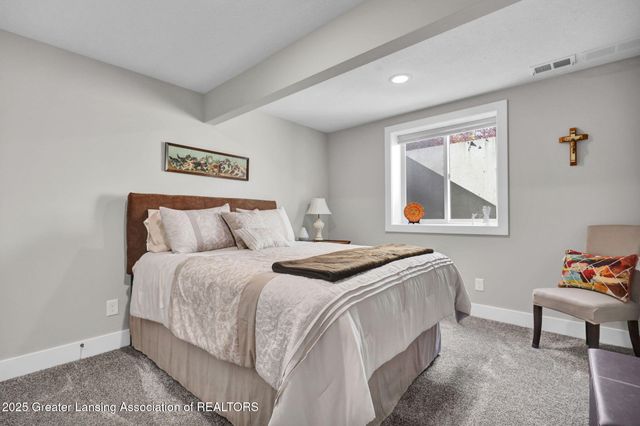 1132 Peninsula Drive, Grand Ledge, MI 48837