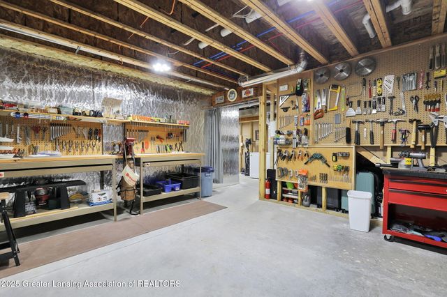 1132 Peninsula Drive, Grand Ledge, MI 48837