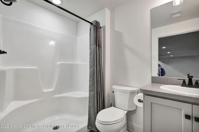 1132 Peninsula Drive, Grand Ledge, MI 48837