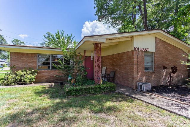101 S Woodsway Street E, Conroe, TX 77301