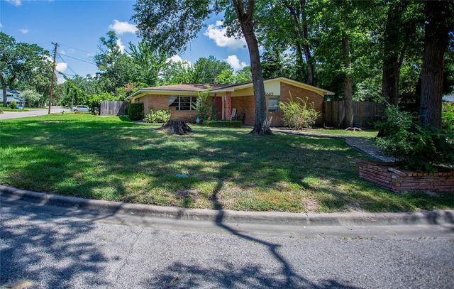 101 S Woodsway Street E, Conroe, TX 77301