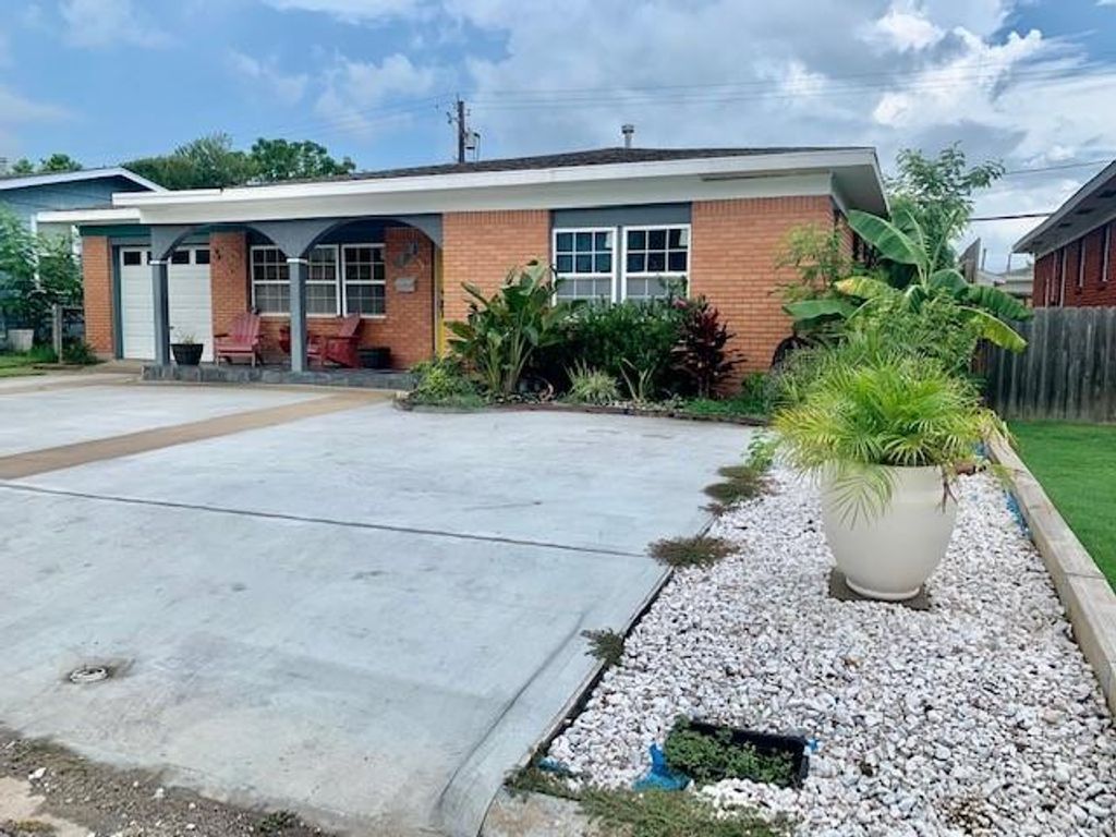 1114 Bayou Circle, Galveston, TX 77551