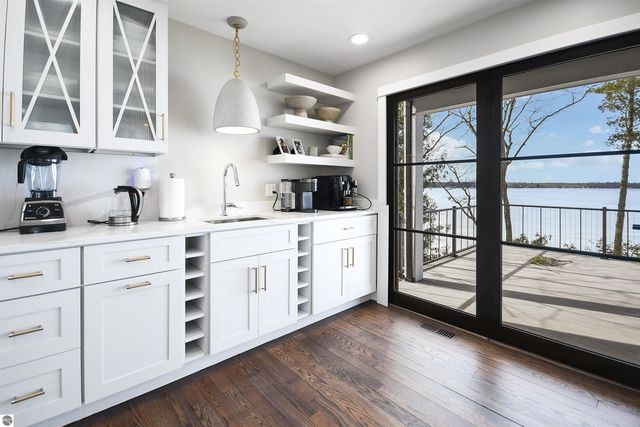 5568 Lakeview Drive, Interlochen, MI 49643