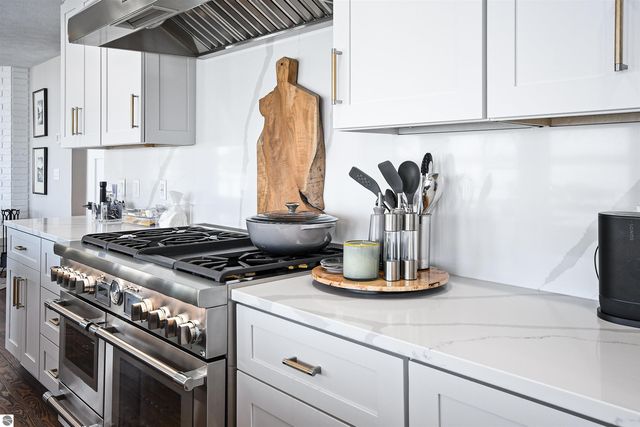 5568 Lakeview Drive, Interlochen, MI 49643