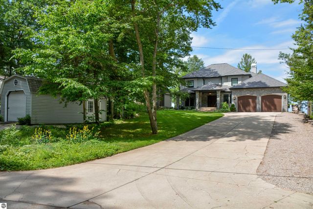 5568 Lakeview Drive, Interlochen, MI 49643