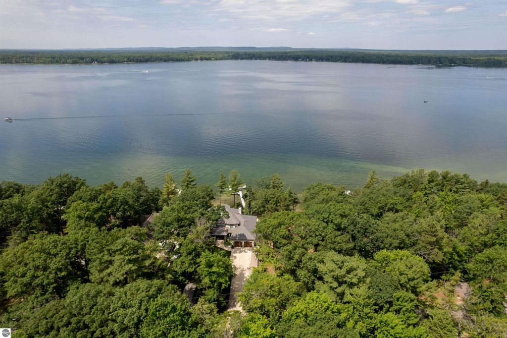 5568 Lakeview Drive, Interlochen, MI 49643