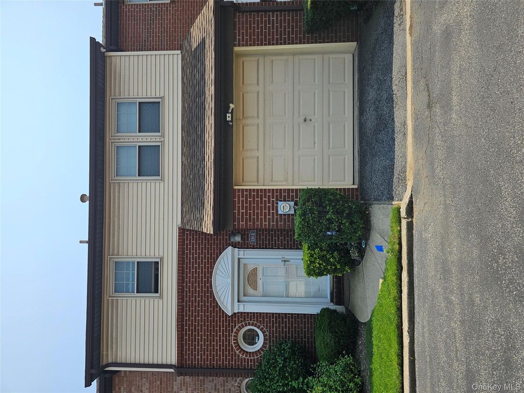 330b peninsula 330b, Cedarhurst, NY 11516
