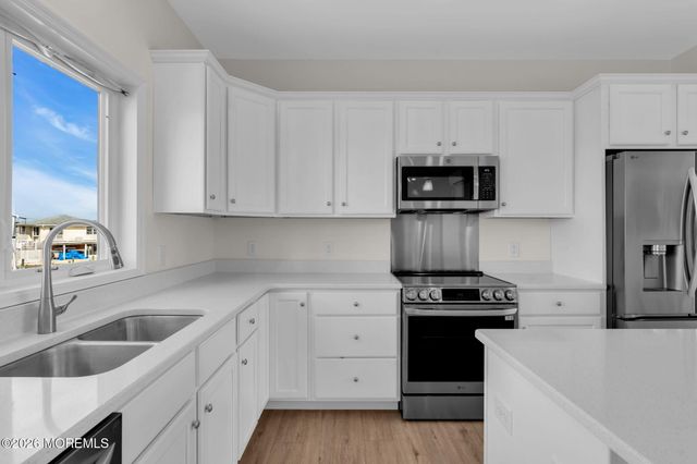 42 Carlyle Drive, Bayville, NJ 08721