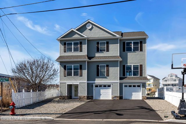 42 Carlyle Drive, Bayville, NJ 08721