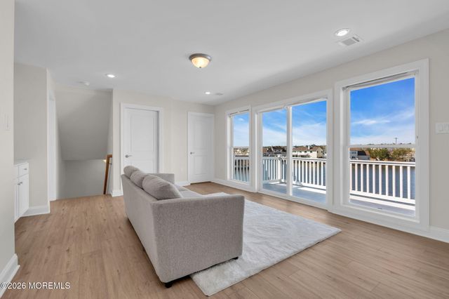 42 Carlyle Drive, Bayville, NJ 08721