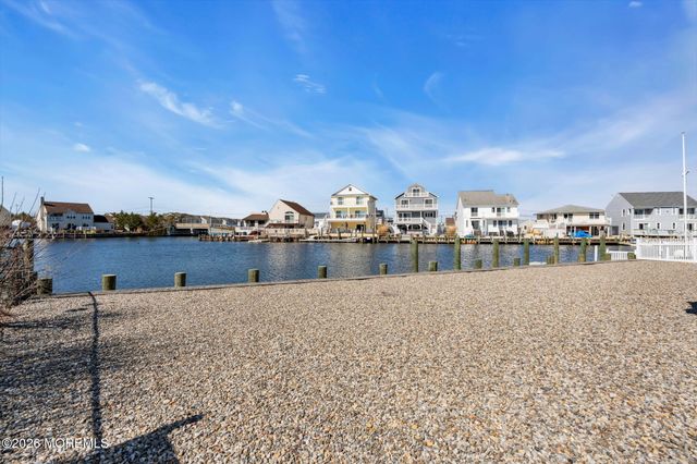 42 Carlyle Drive, Bayville, NJ 08721
