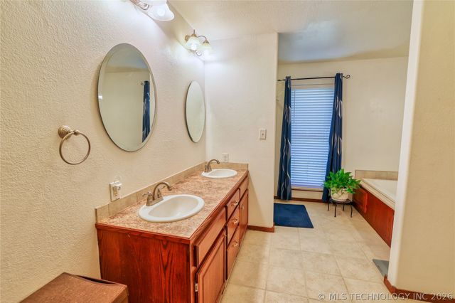 53 Island View, Eufaula, OK 74432