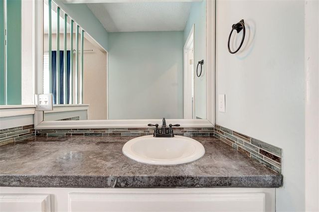 743 W Juniper Drive, Mustang, OK 73064