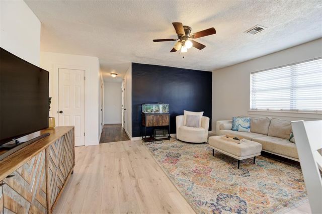 743 W Juniper Drive, Mustang, OK 73064