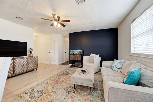 743 W Juniper Drive, Mustang, OK 73064