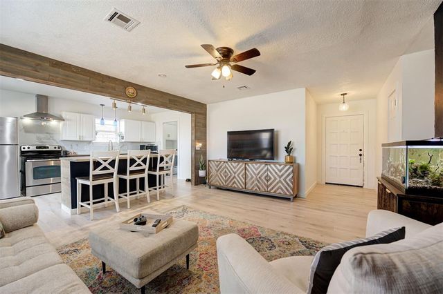 743 W Juniper Drive, Mustang, OK 73064