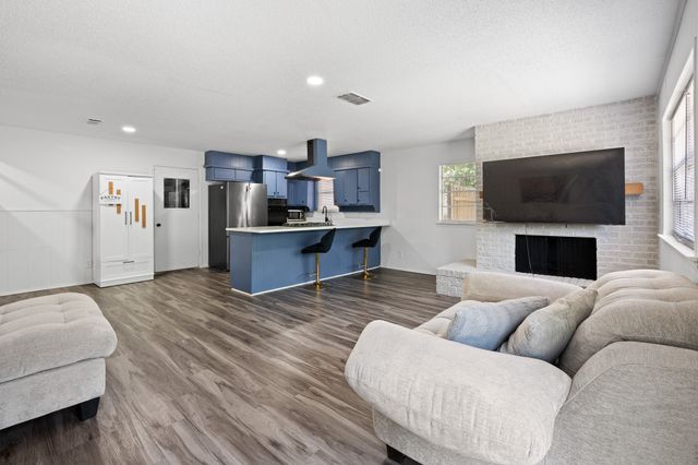 600 Meadowcrest Drive, Crowley, TX 76036