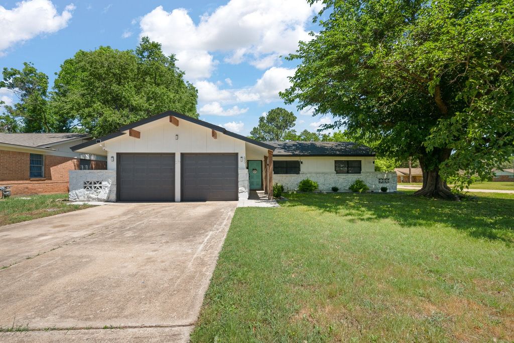 600 Meadowcrest Drive, Crowley, TX 76036
