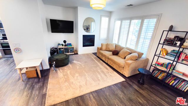 9135 S Cullen Way, Inglewood, CA 90305