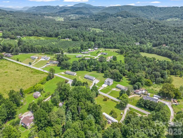 213 Big Oak Road, Hendersonville, NC 28792