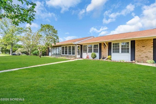 5B Yorkshire Court, Manchester, NJ 08759