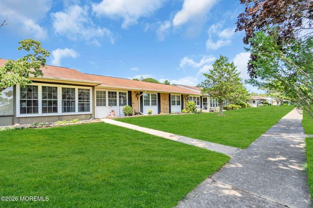 5B Yorkshire Court, Manchester, NJ 08759