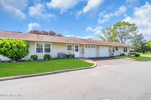 5B Yorkshire Court, Manchester, NJ 08759